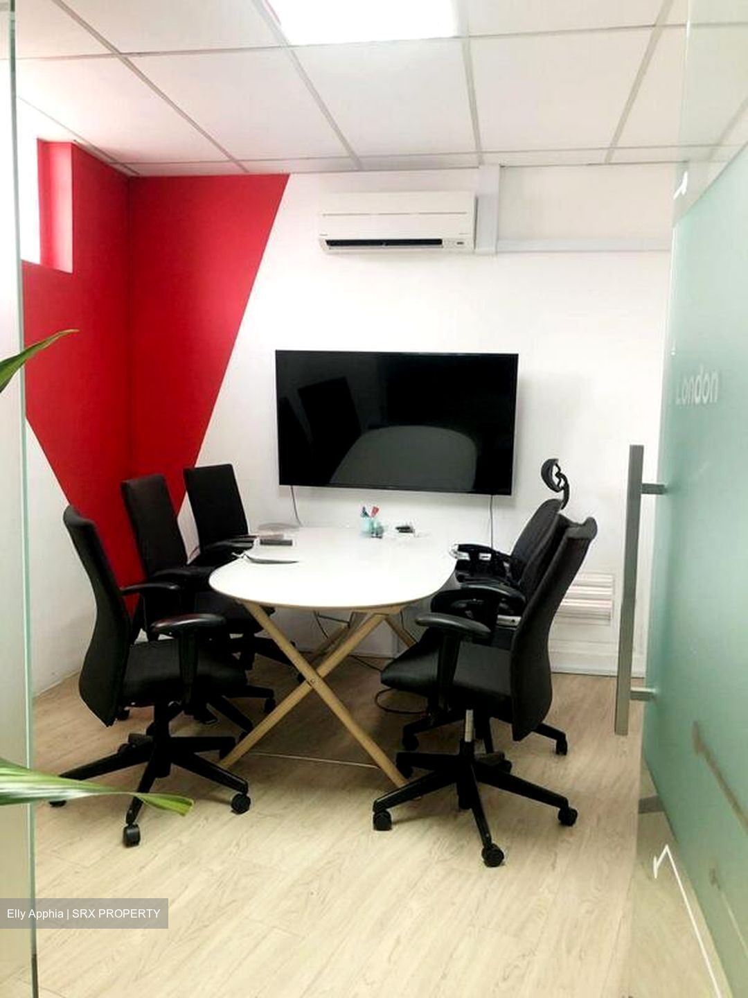 The Office Chamber (D8), Office #509806311